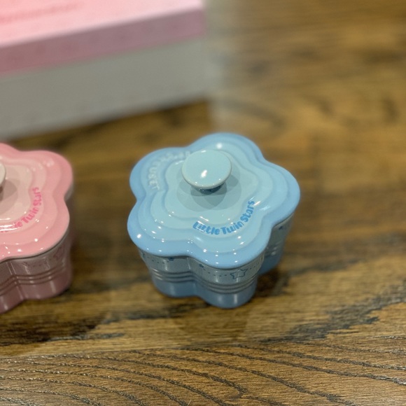 New Rare Le Creuset Little Twin Stars Flower Ramekins Set of 2 - Picture 3 of 11